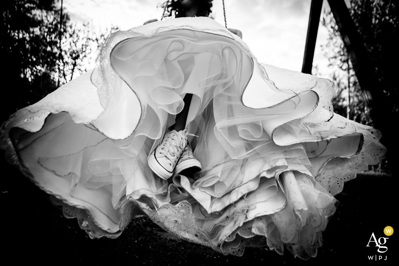 Die Braut trug bei ihrer Hochzeit im Poggio degli Olivi, Montevettolini, Pistoia, weiße Turnschuhe