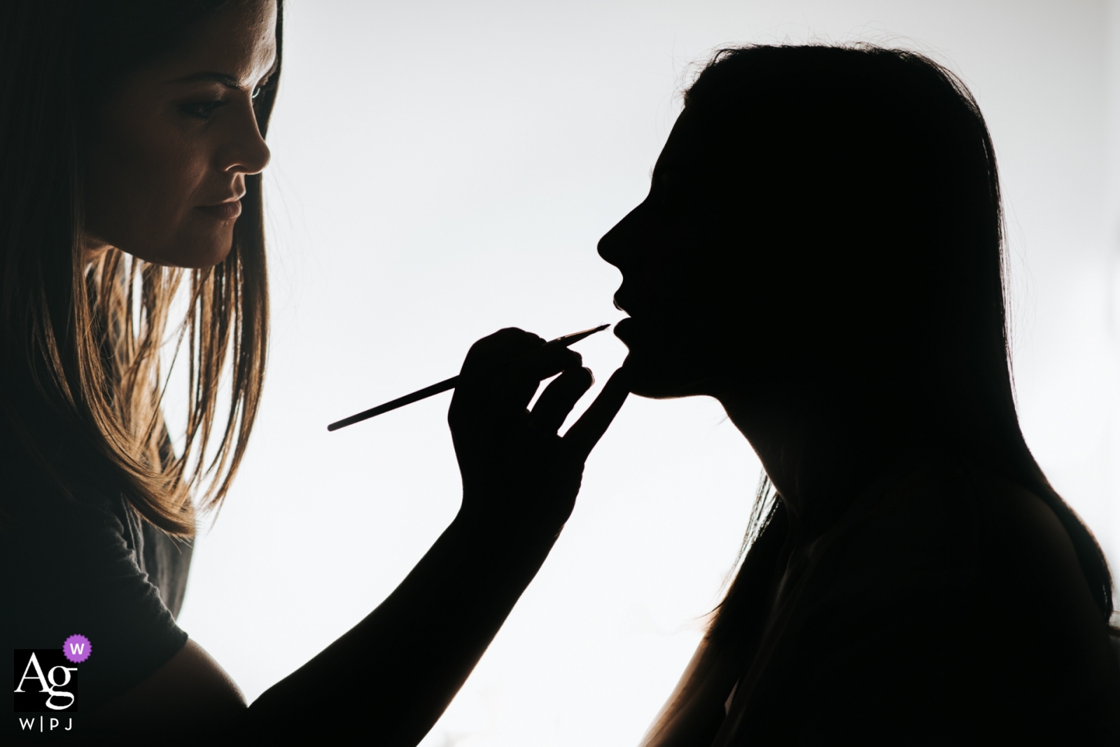 Das Silhouettenprofil einer Braut mit geschminkten Lippen wurde in einer kleinen Hochzeitssuite im Hyatt Regency in Cleveland aufgenommen