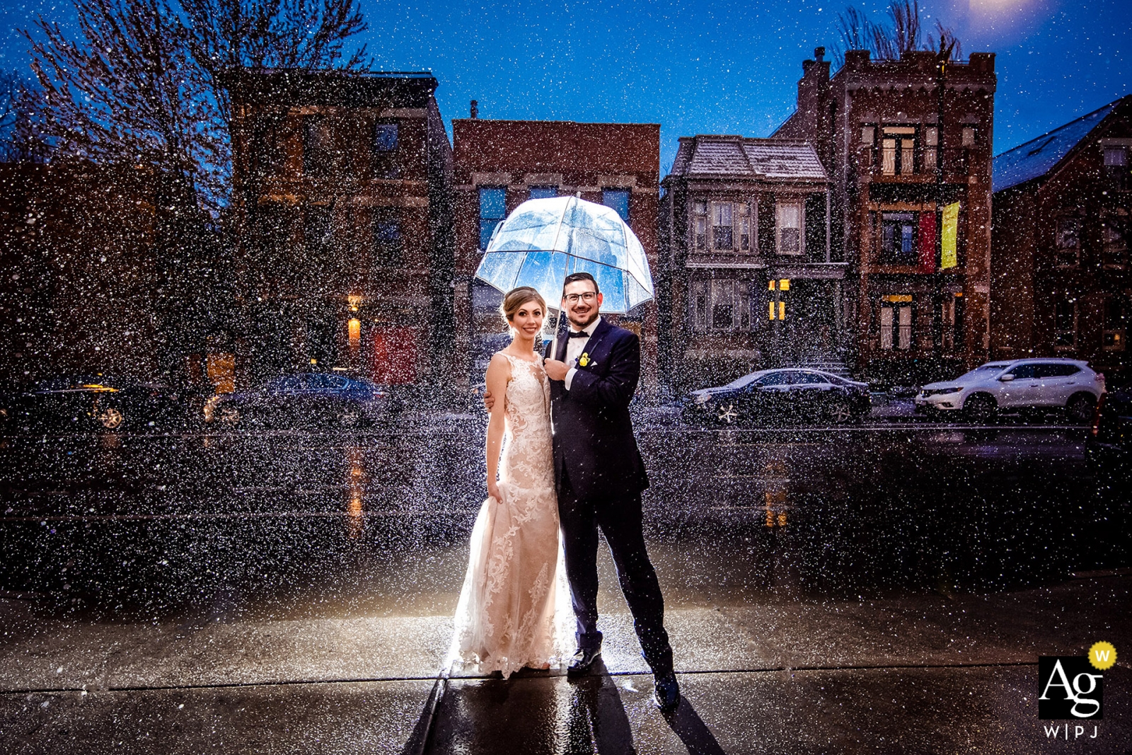 O casal tirou retratos encharcados de chuva sob um guarda-chuva iluminado ao entardecer perto da Floating Gallery em Chicago