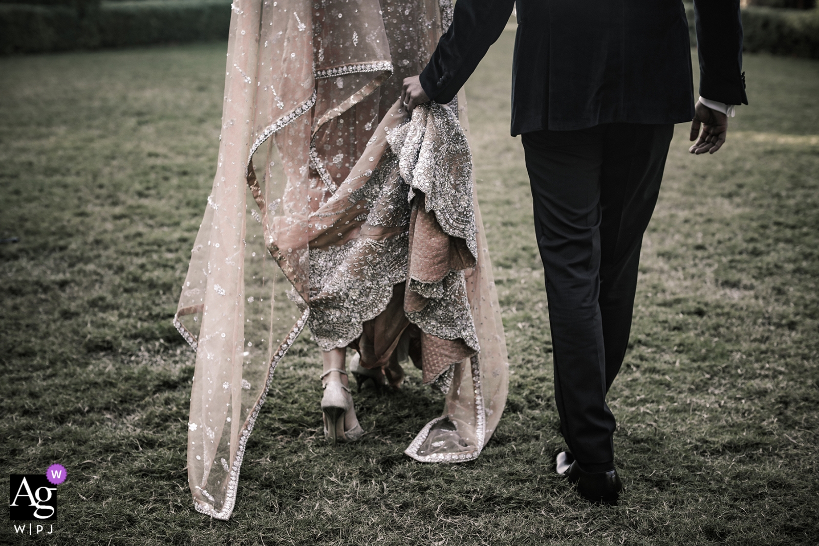 La pareja se tomó las fotos de su boda en el Four Seasons Dubai, caminando en sus patios al aire libre con él sosteniendo cuidadosamente su vestido.