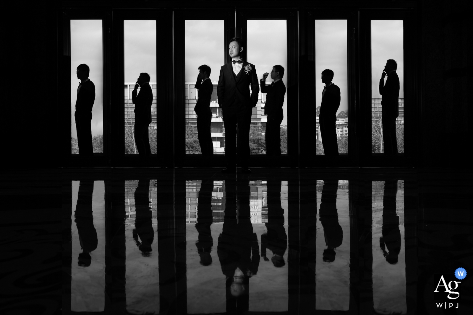 Fujian, China, retrato del día de la boda del novio con padrinos de boda