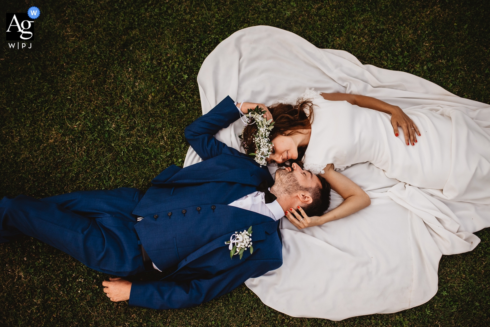 Das Paar in Badia a Coltibuono, Toskana, ließ sich ein wunderschönes Hochzeitsporträt in einer Yin-Yang-Pose auf dem Boden fotografieren