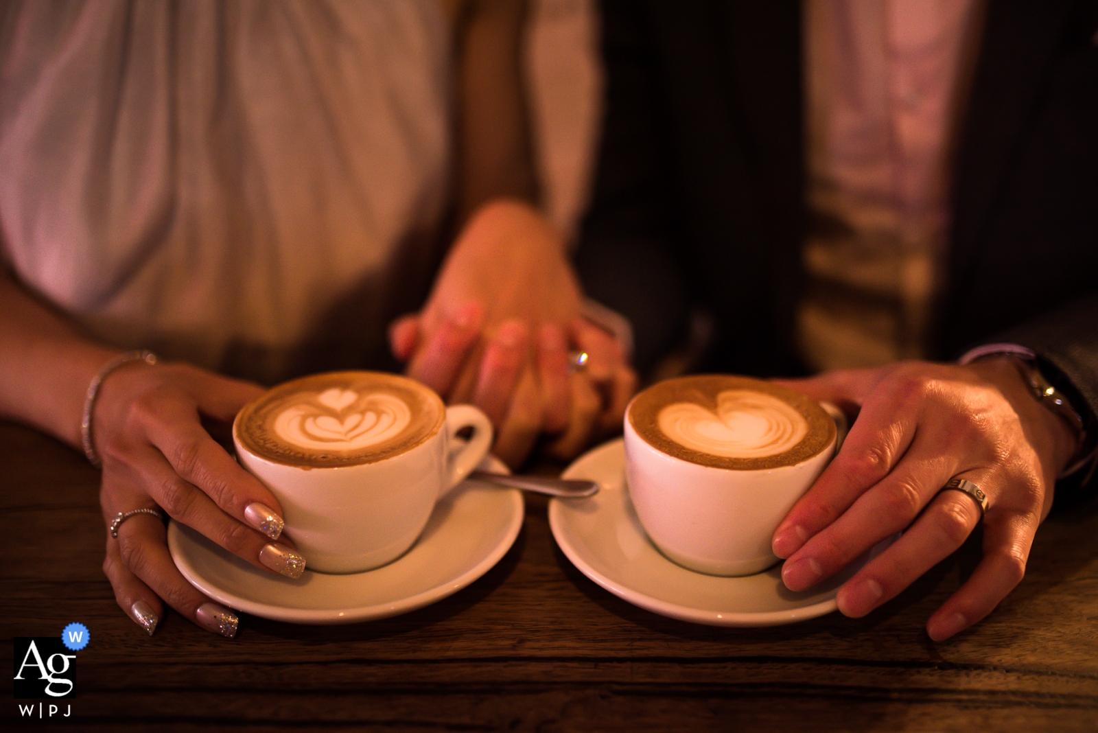 Esta imagem detalhada mostra os noivos de um casamento em Melbourne fazendo uma pausa para o café