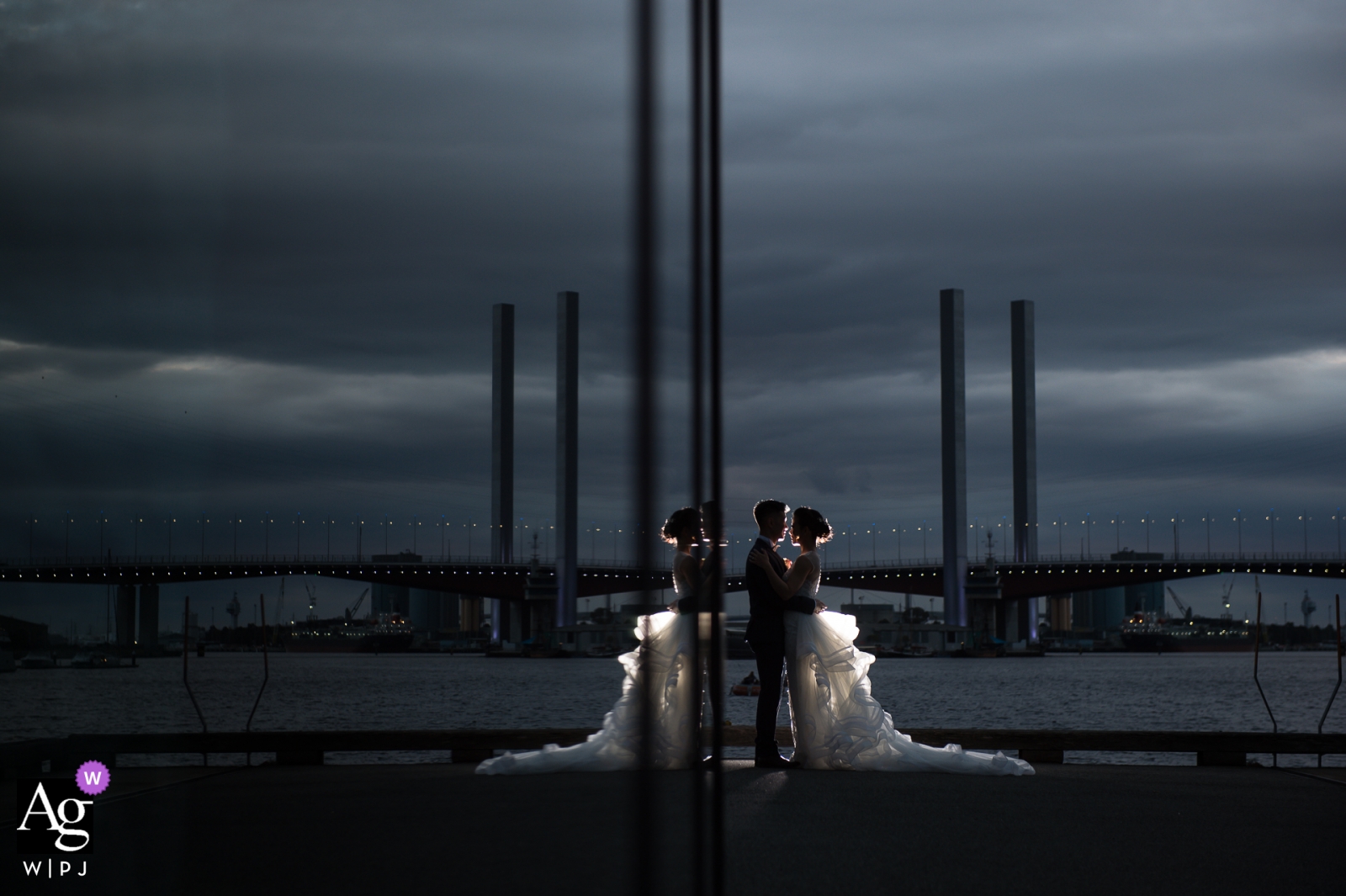 Photo by: <a href="https://www.wpja.com/photos/artistic-wedding-photographers/2454281">Jiake Yang - Melbourne Victoria Melbourne Bride and groom portrait at dusk with the light