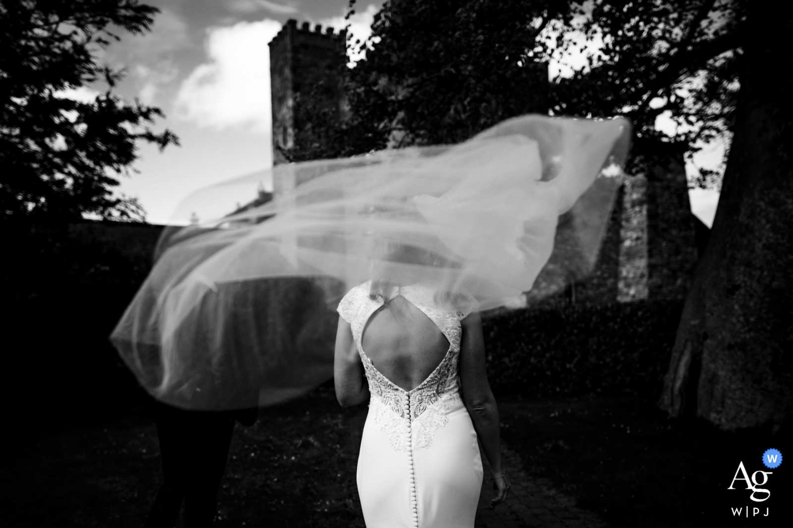 Una foto iconica che ritrae una sposa al castello di Barberstown, in Irlanda, con il velo che ondeggia nella brezza, è stata scattata al suo matrimonio