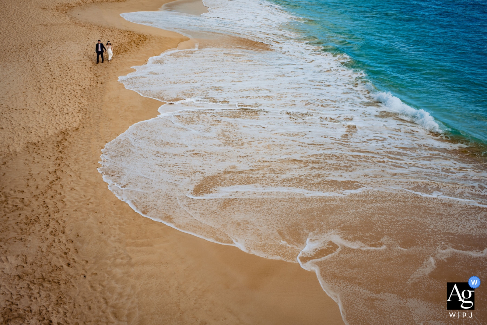 Photo by: <a href="https://www.wpja.com/photos/artistic-wedding-photographers/2454416">Angela Nelson - Makawao Hawaii Hotel Wailea wedding photographer, Hawaii | Top-down beach shot highlighting the layers of color and texture