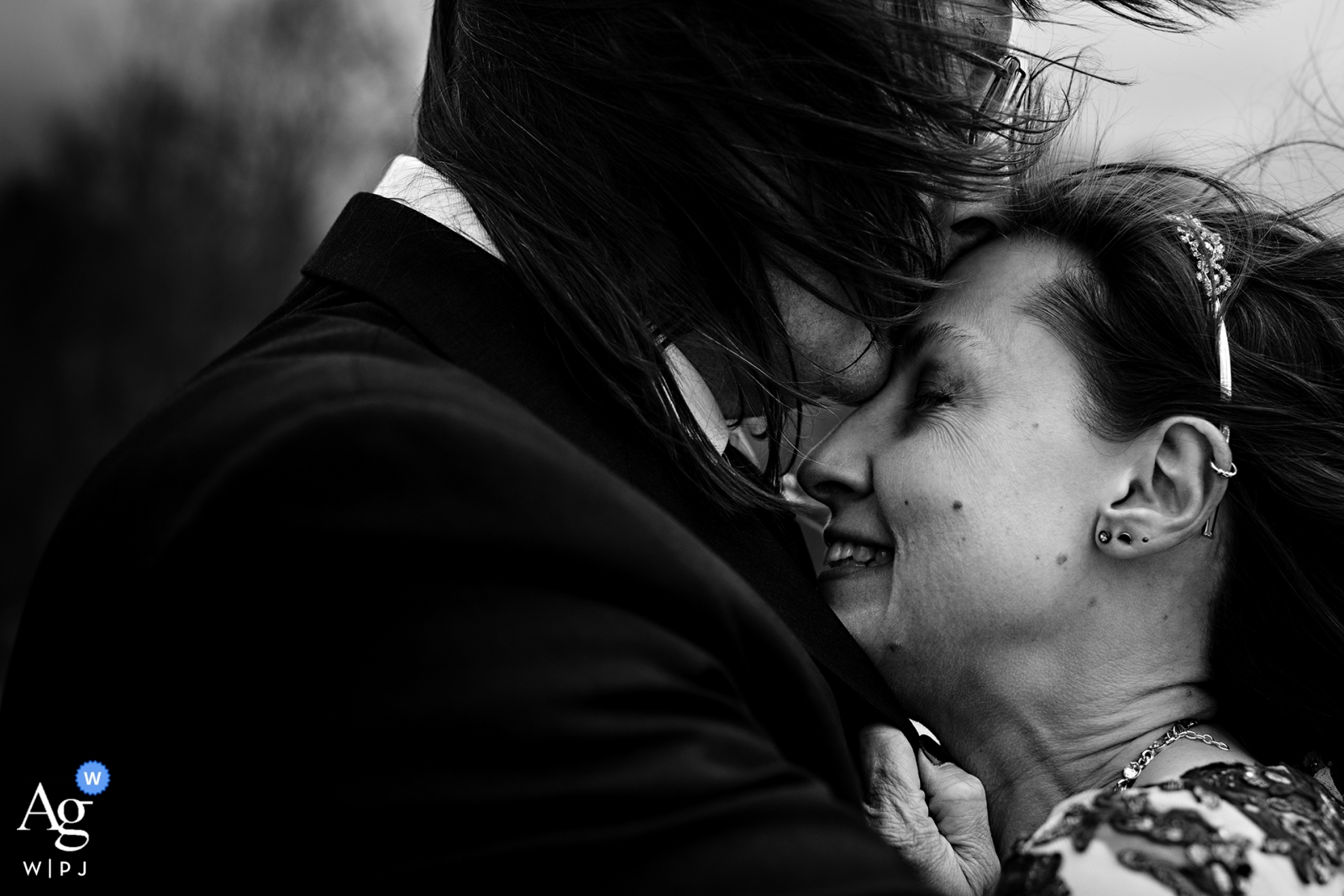 Dans une photo de mariage prise près de Jackson, dans le New Hampshire, le couple est montré en train de s'enfuir par une journée de printemps froide et enneigée, accompagné des vents des Montagnes Blanches.