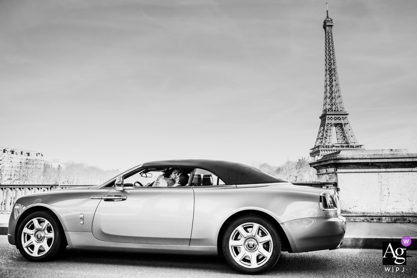 Foto von: <a href="https://www.wpja.com/photos/artistic-wedding-photographers/2454871"> Julien Laurent Georges - Paris Hochzeitsfotograf für Paris - Frankreich | Kuss im Hochzeitsauto am Eiffelturm