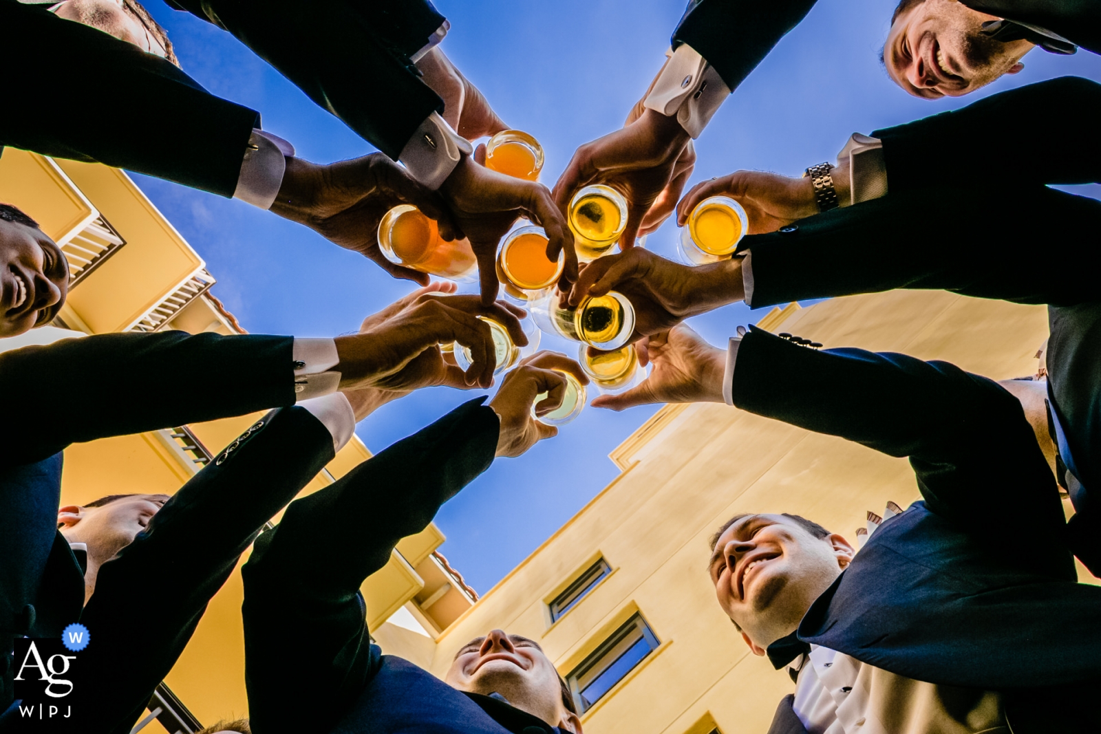 Une photo en contre-plongée des garçons d'honneur portant un toast à Palos Verdes, en Californie, a été capturée lors d'un mariage