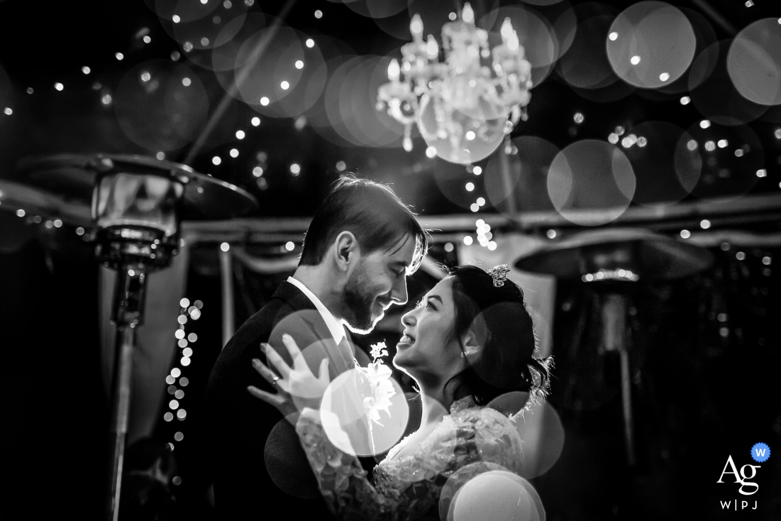 La pareja se abrazó en el ambiente romántico del Inn of the Seventh Ray en Topanga, CA, iluminado por las centelleantes luces bokeh.