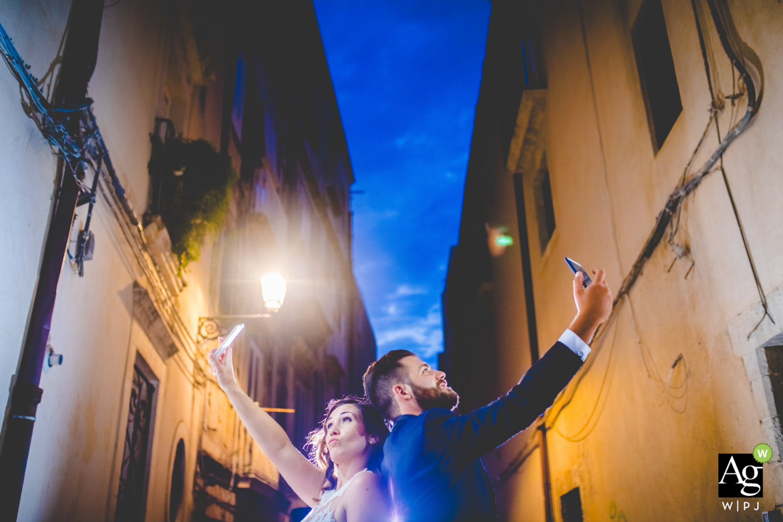 Casal Sikelio - Cassibile (itália) | Foto do retrato do dia do casamento dos noivos apaixonados na Sicília