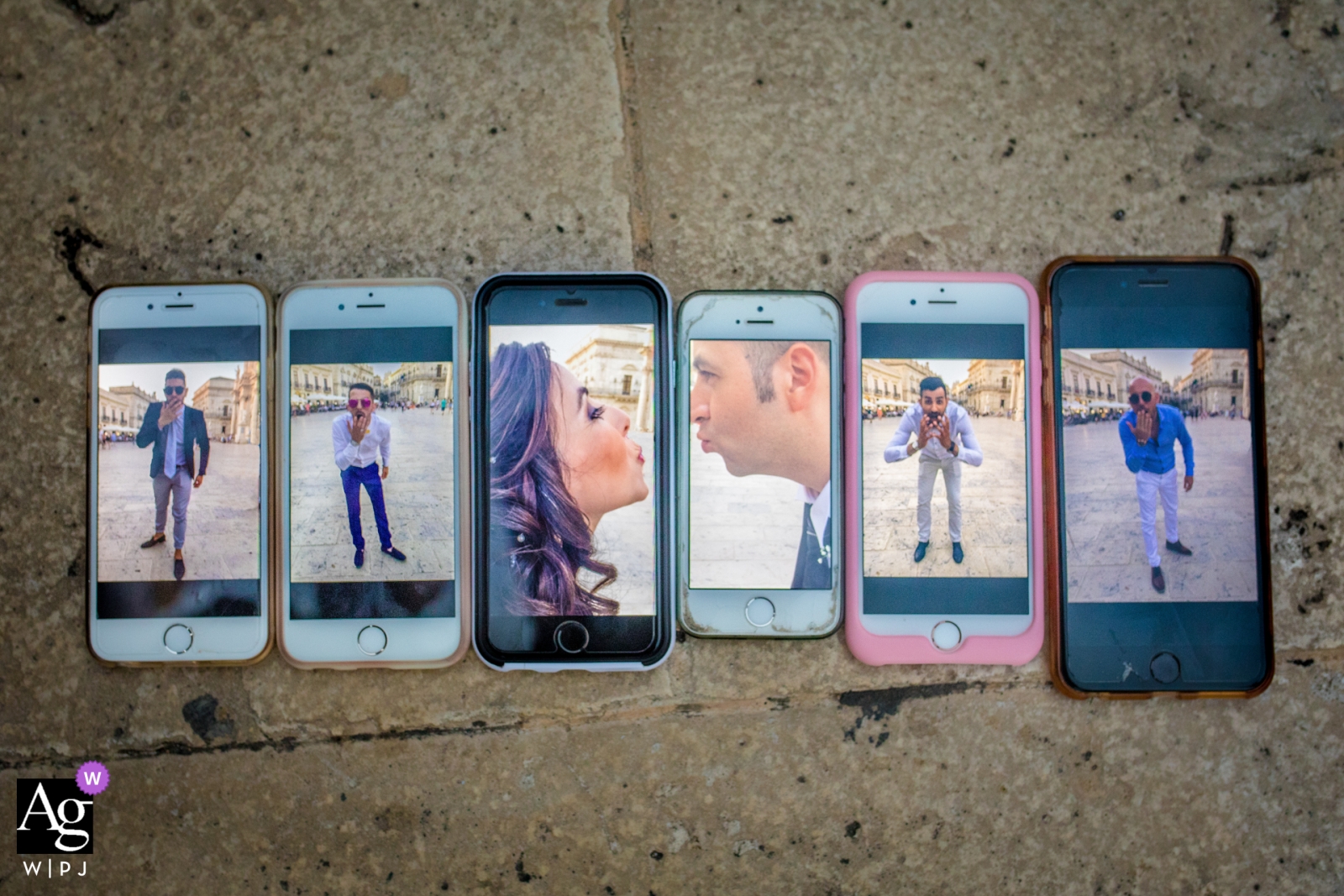 Una foto de boda tomada en Il Mirto, Rosolini, Italia, con la novia, el novio y los padrinos de boda, fue capturada con un estilo artístico con seis teléfonos