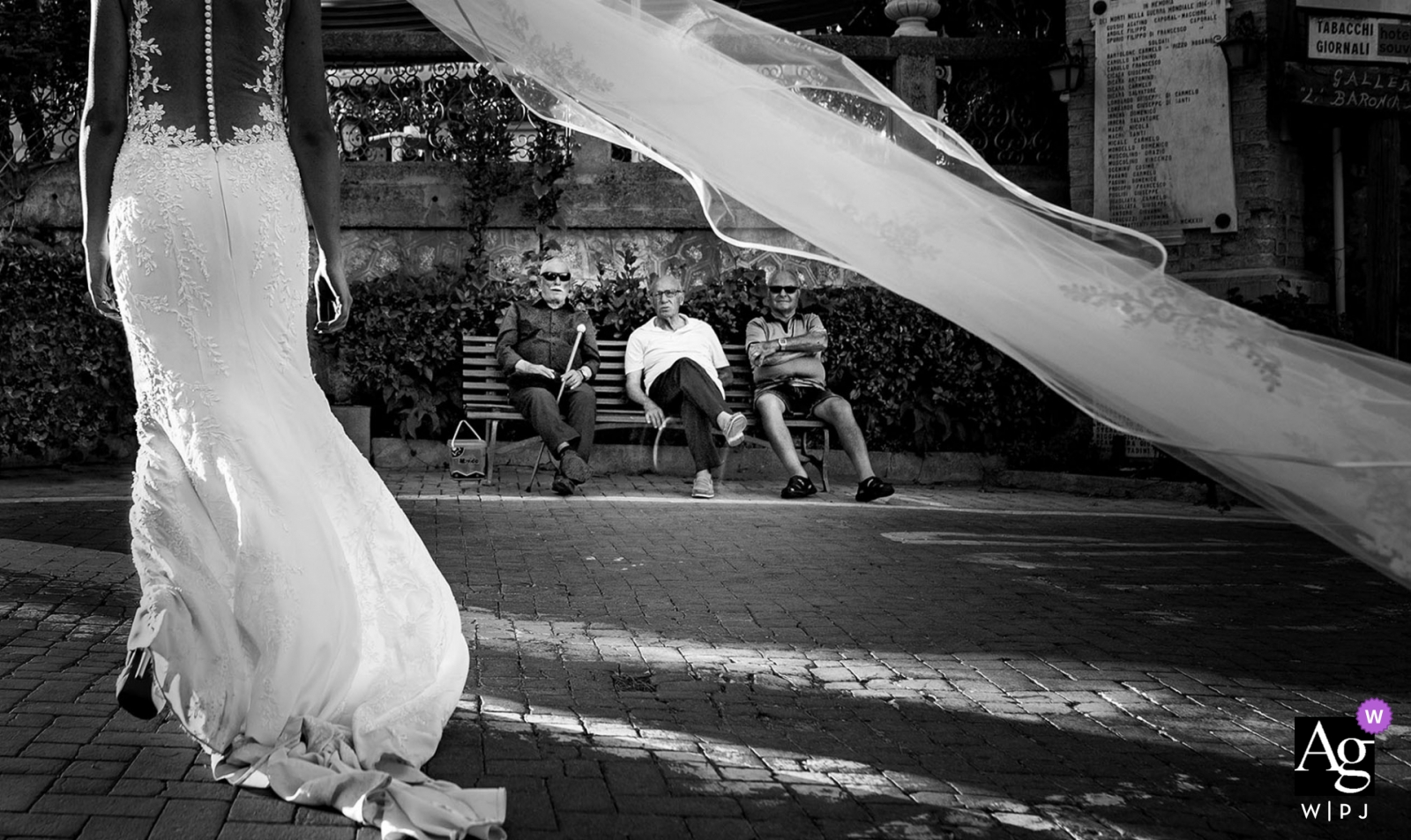 Un mariage sicilien à Messine a été capturé sur une photo de la mariée marchant dans les rues de la place de la ville