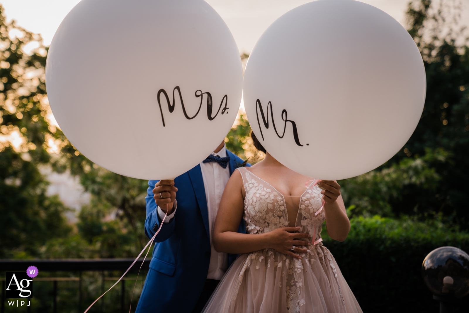 La novia y el novio en el Park-hotel Stratesh tenían sus rostros ocultos por globos con "Sr. y Sra." escritos en ellos en la foto de su boda.