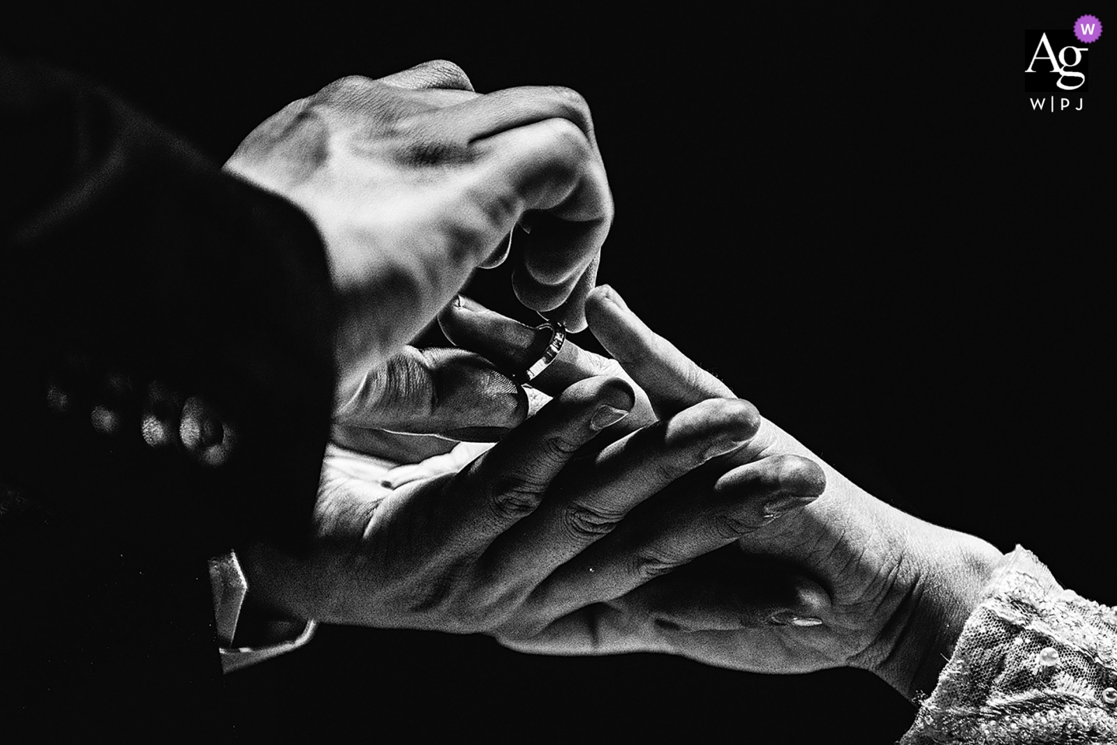 A wedding ceremony in Panjin captured a photograph of the couple exchanging rings