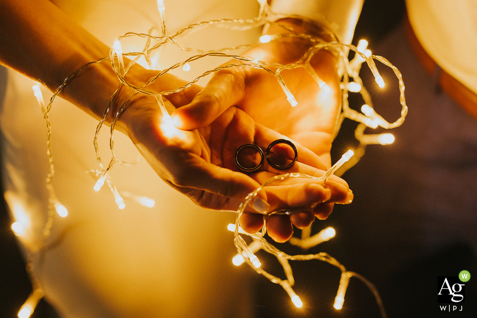 Masarykov Dvor, fotografo di location per matrimoni in Slovacchia, ha dichiarato: Uso le luci della batteria per illuminare le fedi nuziali