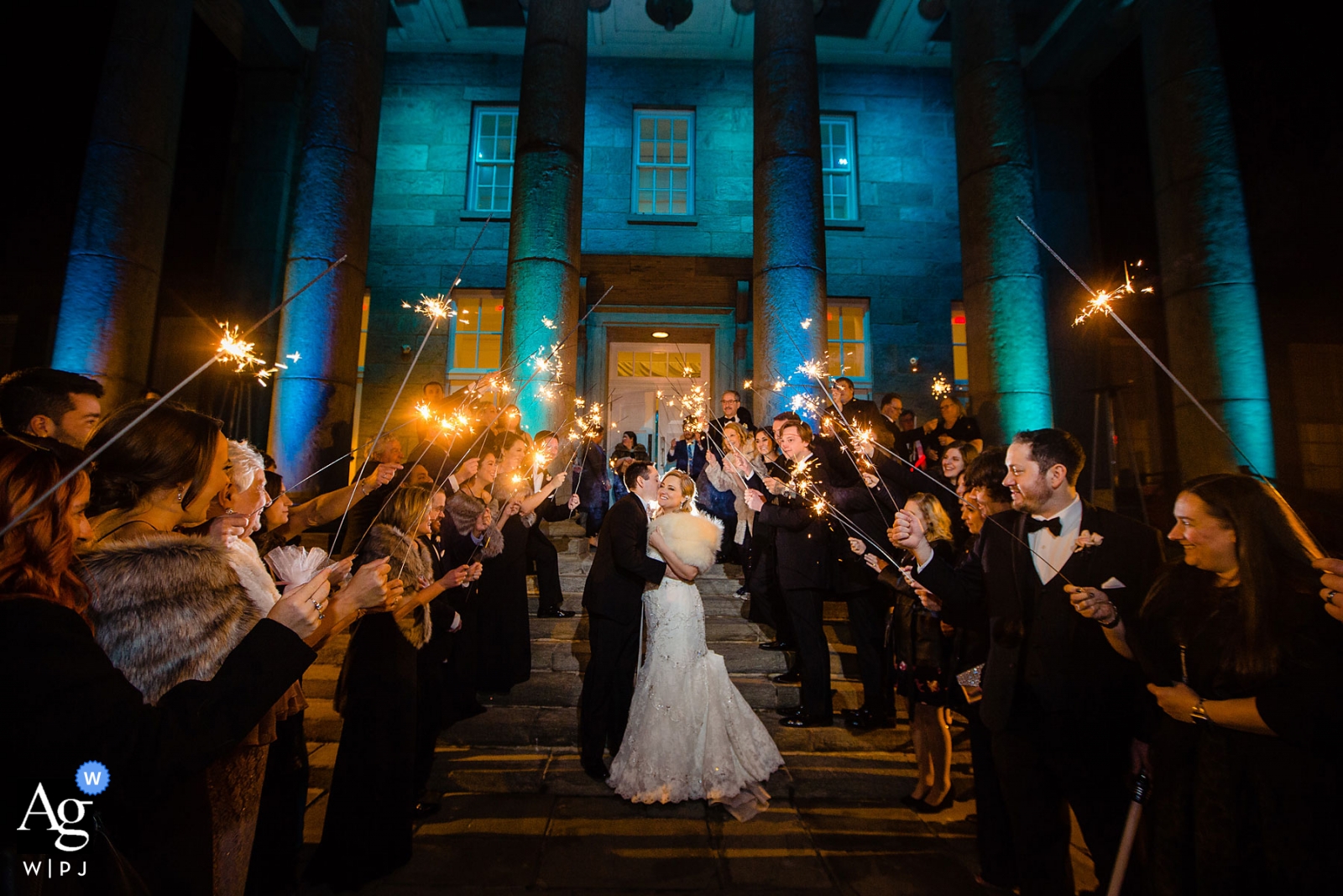 Auf einem Hochzeitsfoto wurde der Moment festgehalten, als das Brautpaar nach einem Wunderkerzen-Abschied den Ellis Preserve Ballroom verließ