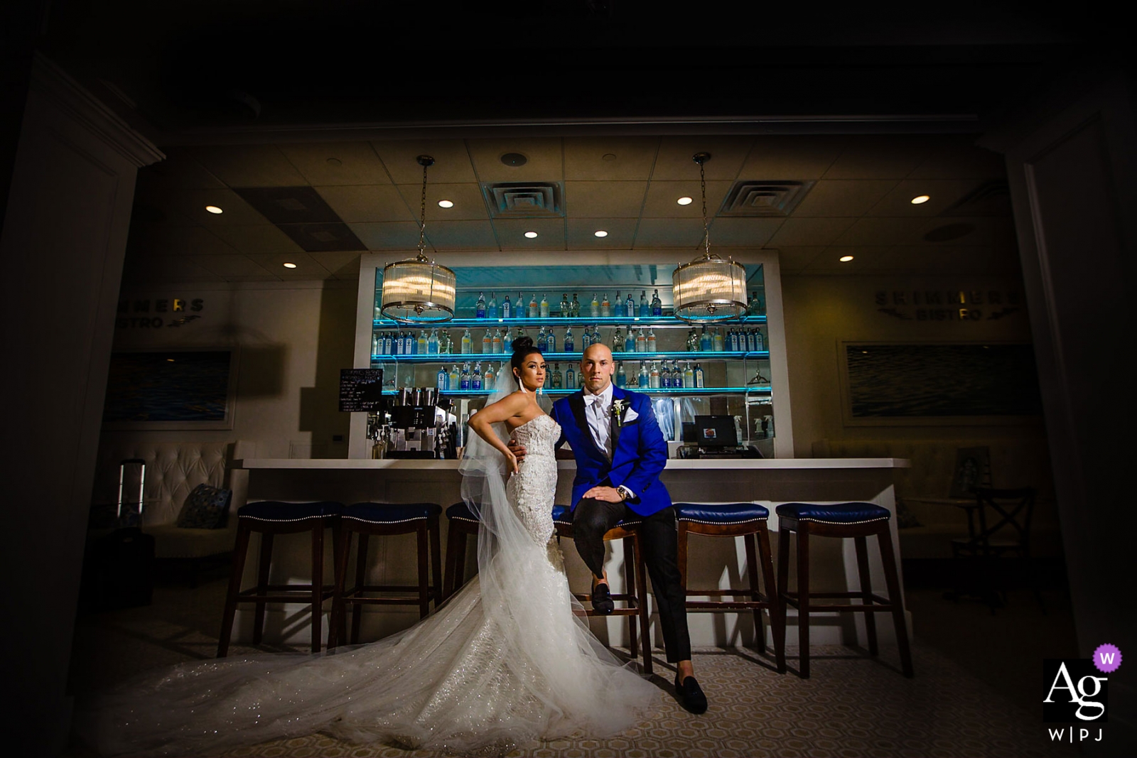 Un couple a pris une photo de mariage au bar Icona Avalon, au lieu d'un cadre de plage