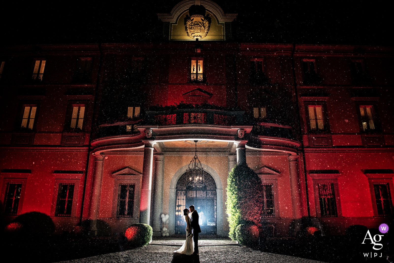 Questa fotografia di matrimonio ha catturato la coppia felice davanti a Villa Acquaroli a Carvico, in Italia, nel loro giorno speciale