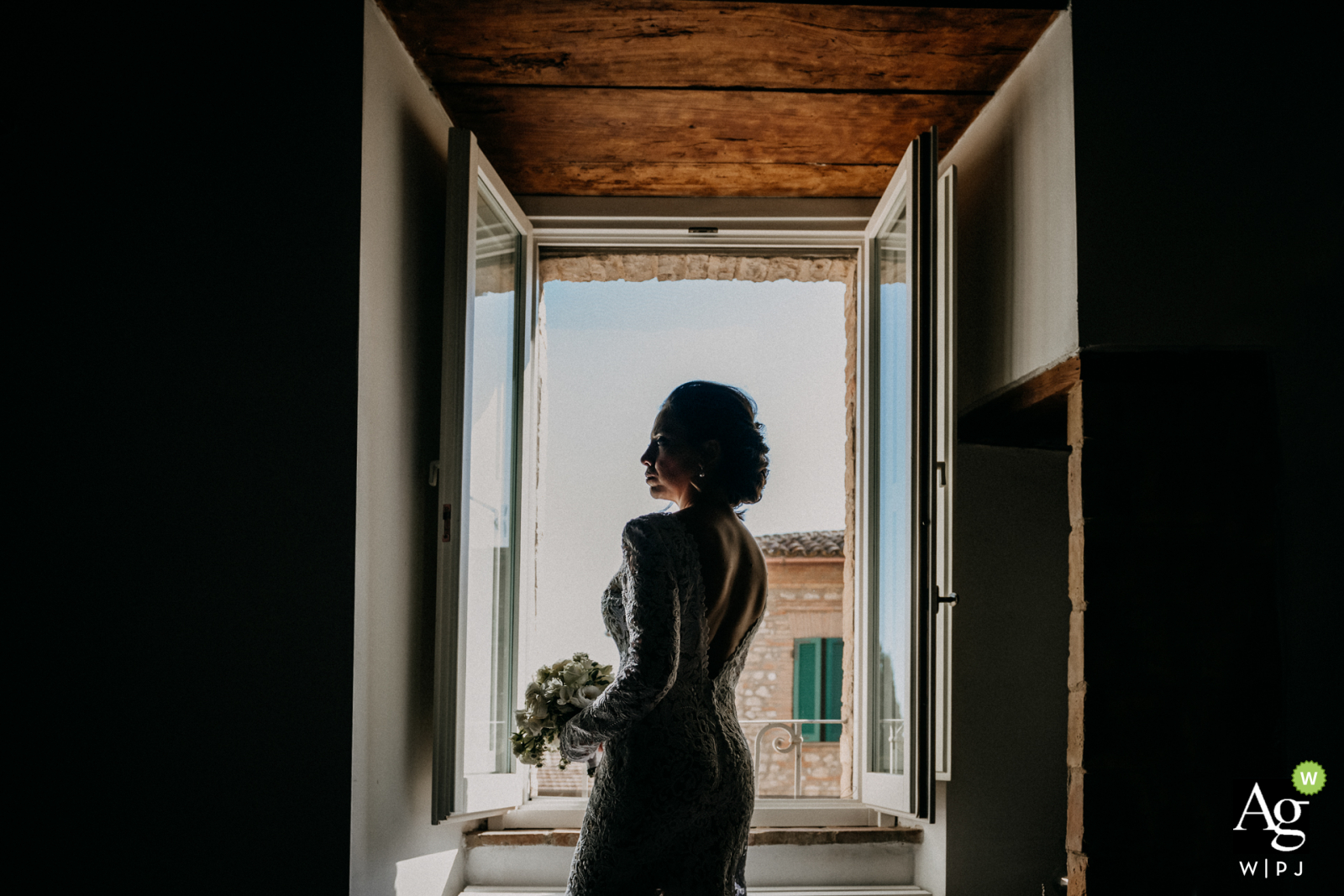 Fotografia del giorno del matrimonio al Castello di Montignano | Ritratto della sposa da sola in sede