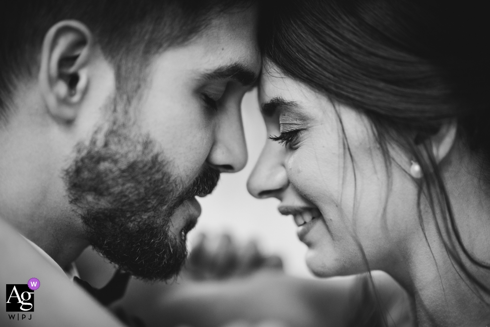 Un retrato de boda en blanco y negro de los novios con expresiones sonrientes fue tomado en Tenuta La Michelina