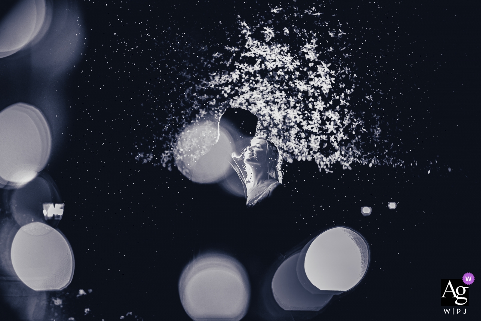 Questa fotografia di matrimonio in bianco e nero ha catturato il bokeh della pioggia durante il ricevimento a Borgo tre rose in Toscana