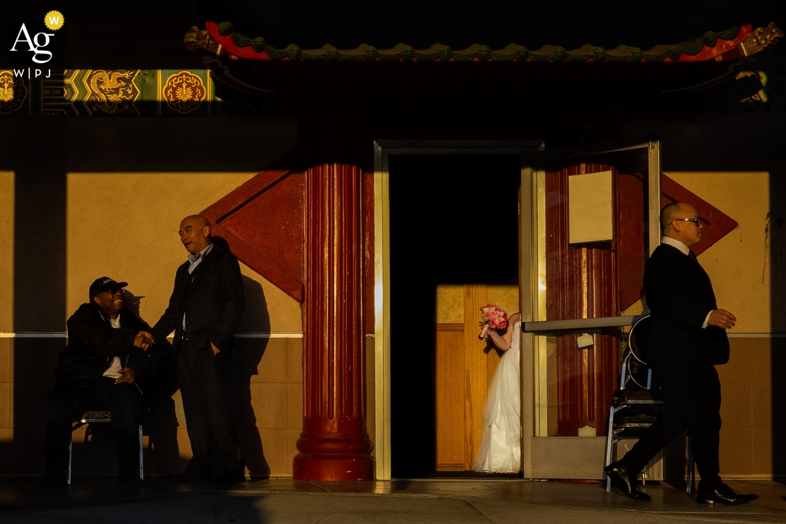 Pasar el rato antes del banquete de bodas Salir antes del banquete en una boda en San José
