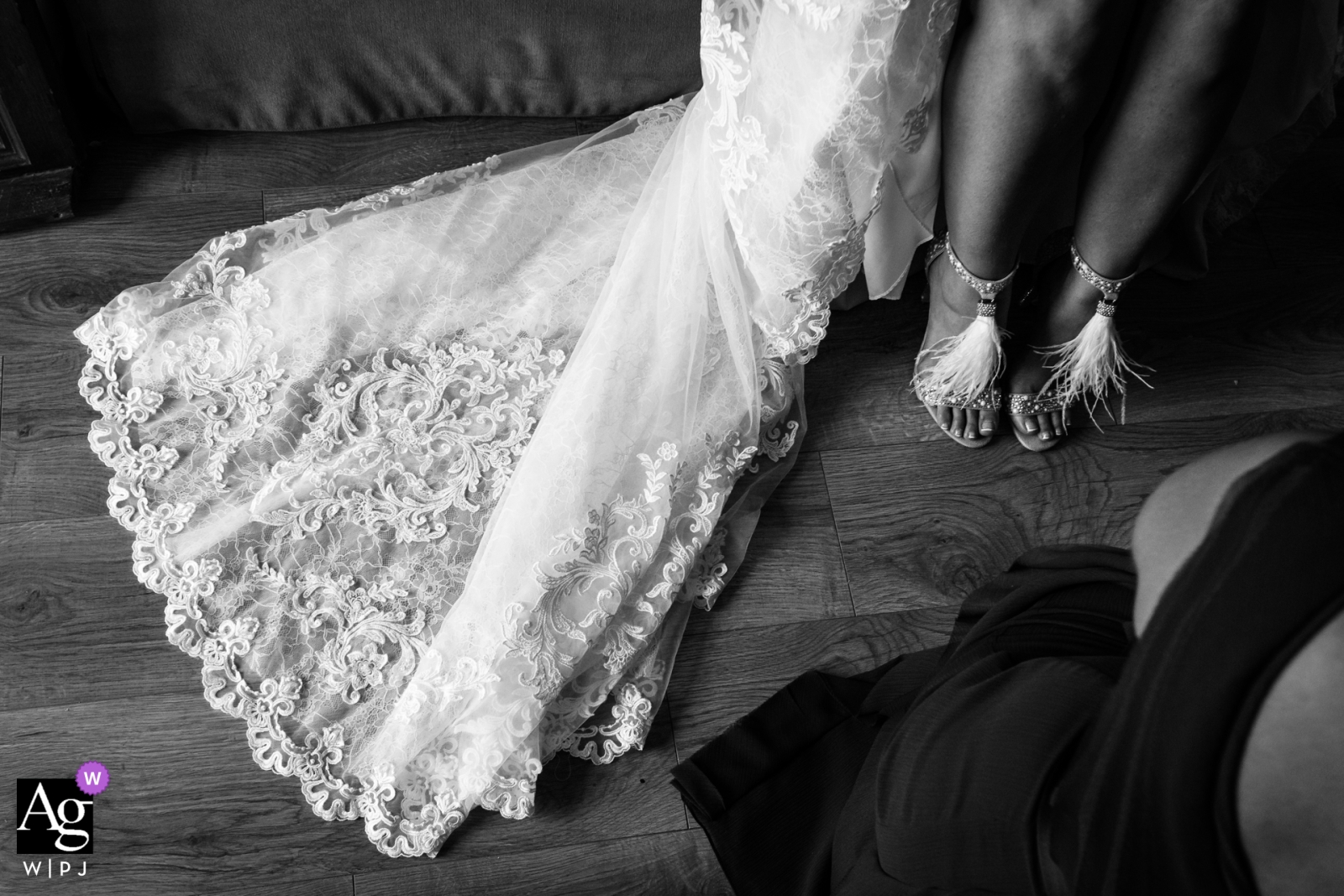 Una foto di matrimonio in bianco e nero scattata all'Hacienda del Cardenal di Toledo, in Spagna, mostra il dettaglio dell'abito della sposa, le sue gambe e le sue scarpe