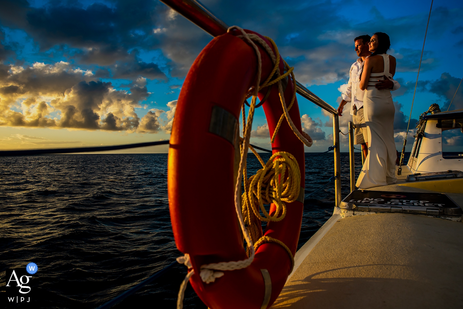 Uma noiva e um noivo foram capturados em uma foto de casamento durante um cruzeiro romântico ao pôr do sol no Sandals Grande St. Lucian