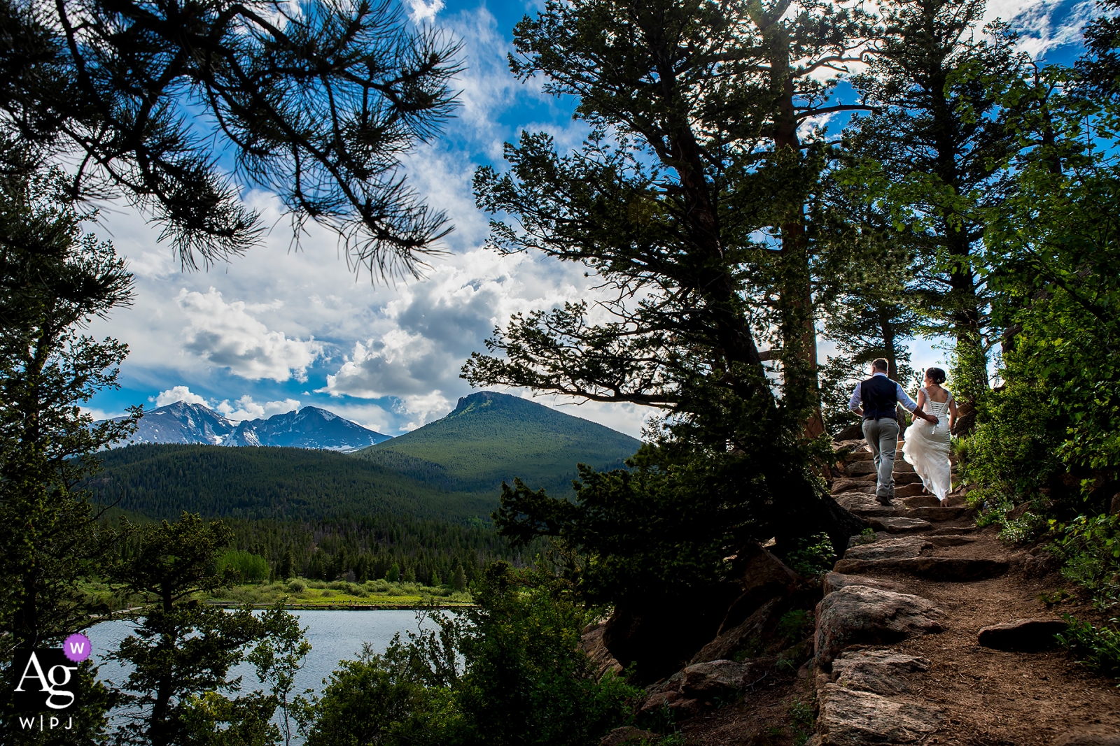 Foto von: <a href="https://www.wpja.com/photos/artistic-wedding-photographers/2513431"> Jesse La Plante - Boulder Colorado Hochzeits-Foto der Braut und des Bräutigams, die bei Lily Lake in Rocky Mountain National Park wandern