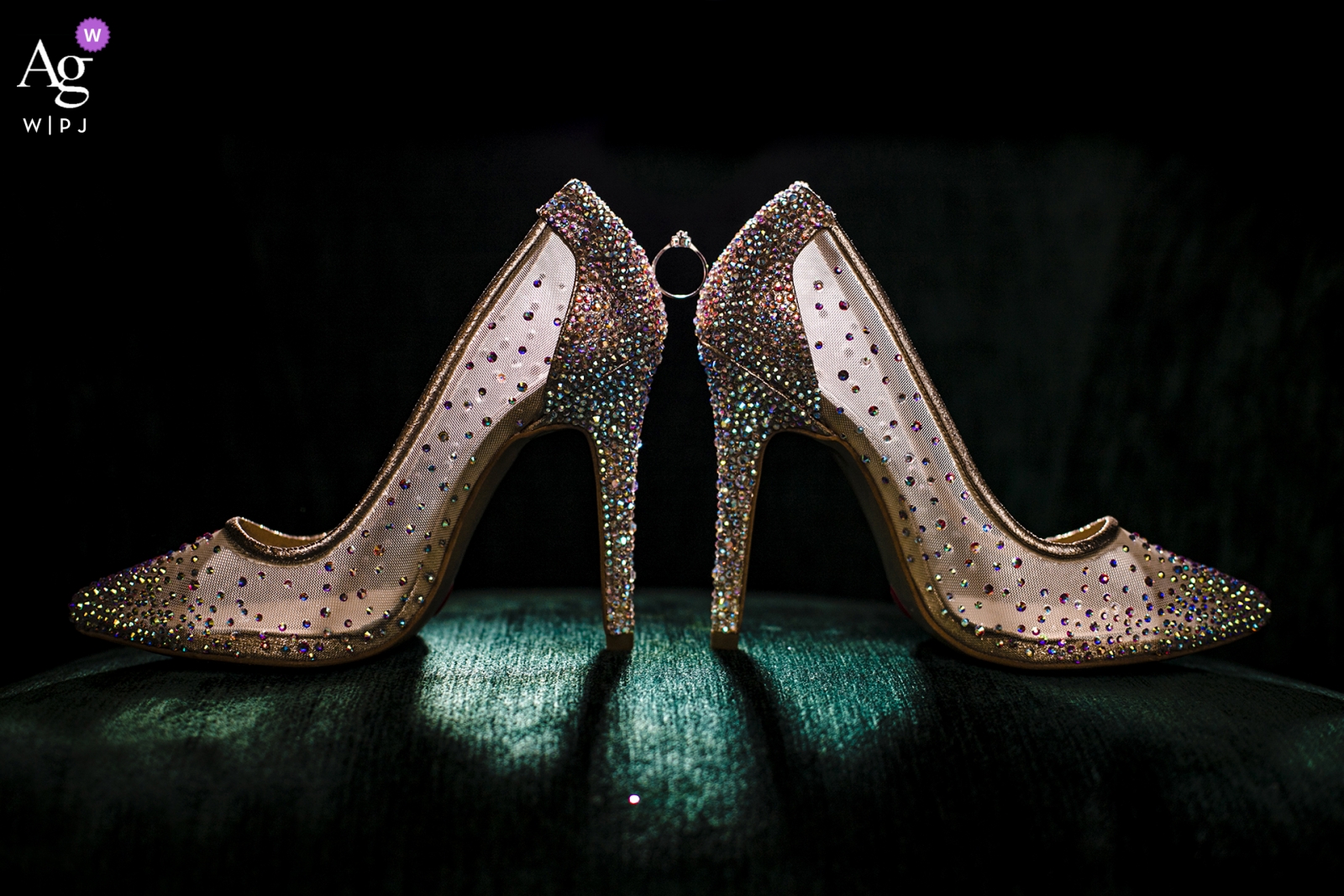 Foto von: <a href="https://www.wpja.com/photos/artistic-wedding-photographers/2516851"> Emre Nesli - Istanbul Istanbul Hochzeitsfotografie von Brautschuhen und ihrem Ring