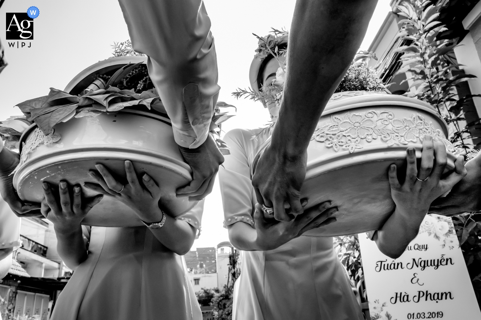 Ho-Chi-Minh-Hochzeitsfoto von Hochzeitsgeschenken, die dem Paar überreicht werden