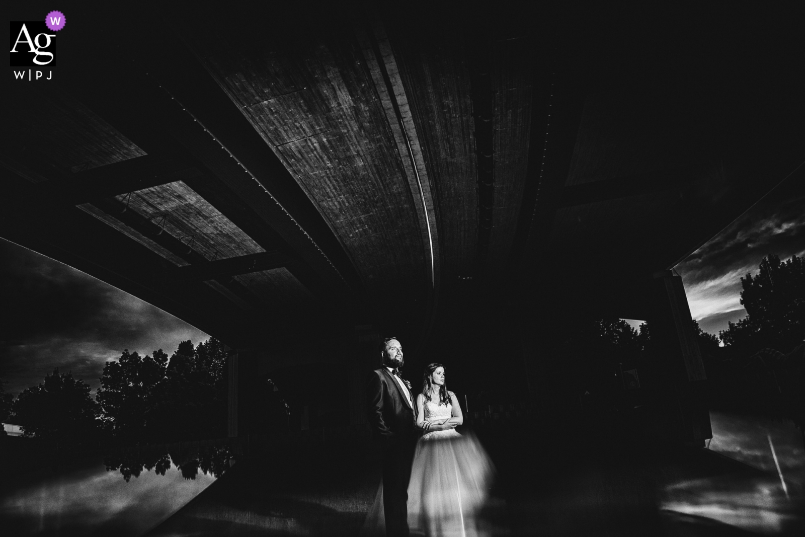 Foto von: <a href="https://www.wpja.com/photos/artistic-wedding-photographers/2521886"> Andreas Pollok - Hemsbach Baden-Württemberg Kasiserslautern-Schwarzweiss-Hochzeitsporträt von Paaren unter einer Brücke