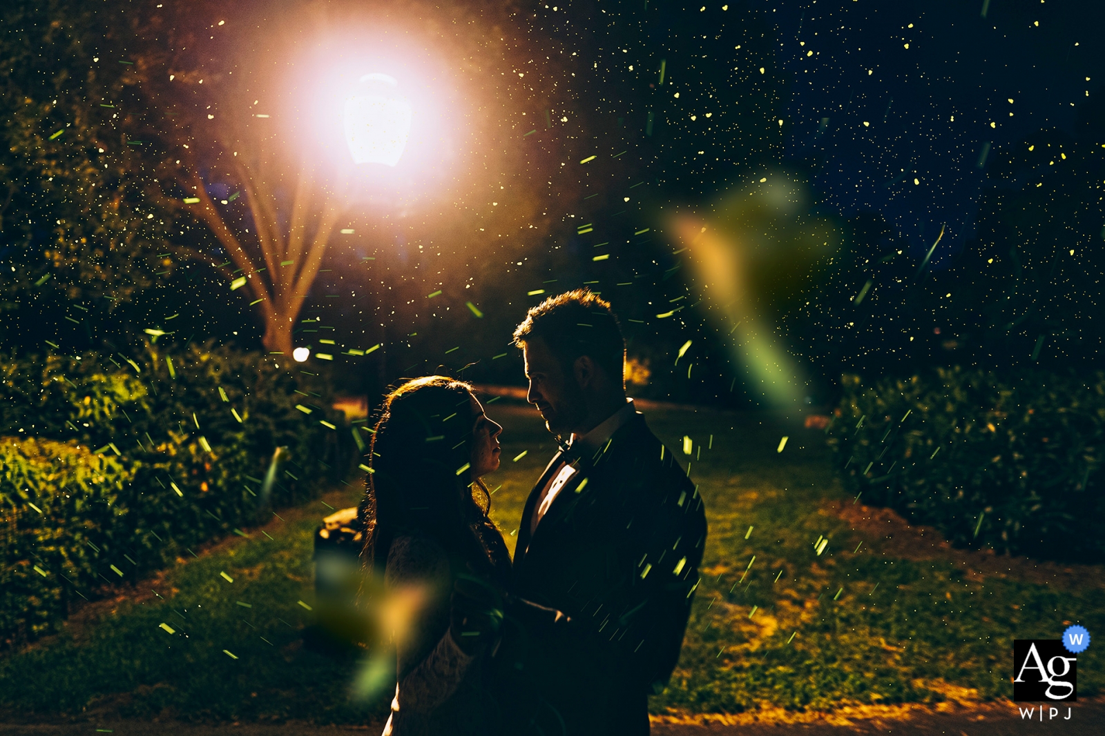 À la fin de la journée, les mariés ont posé pour un portrait de mariage romantique à Fort Tryon Park