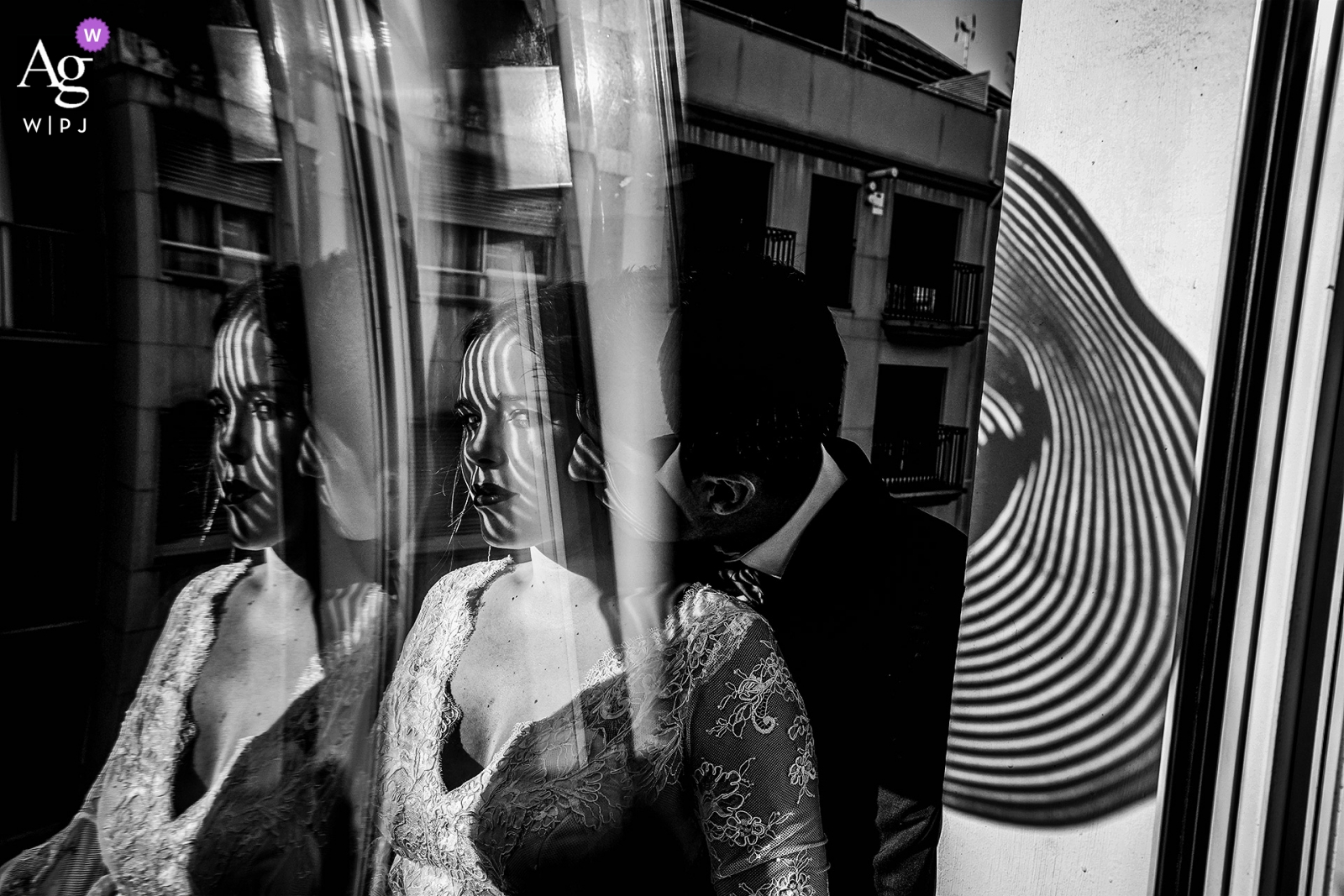 Photo de: <a href="https://www.wpja.com/photos/artistic-wedding-photographers/2522656"> Emin Kuliyev - Bronx New York Mariée et le marié de la Puerta De Jeronimos dans une pièce ensoleillée, tirant à travers une vitre le jour de leur mariage