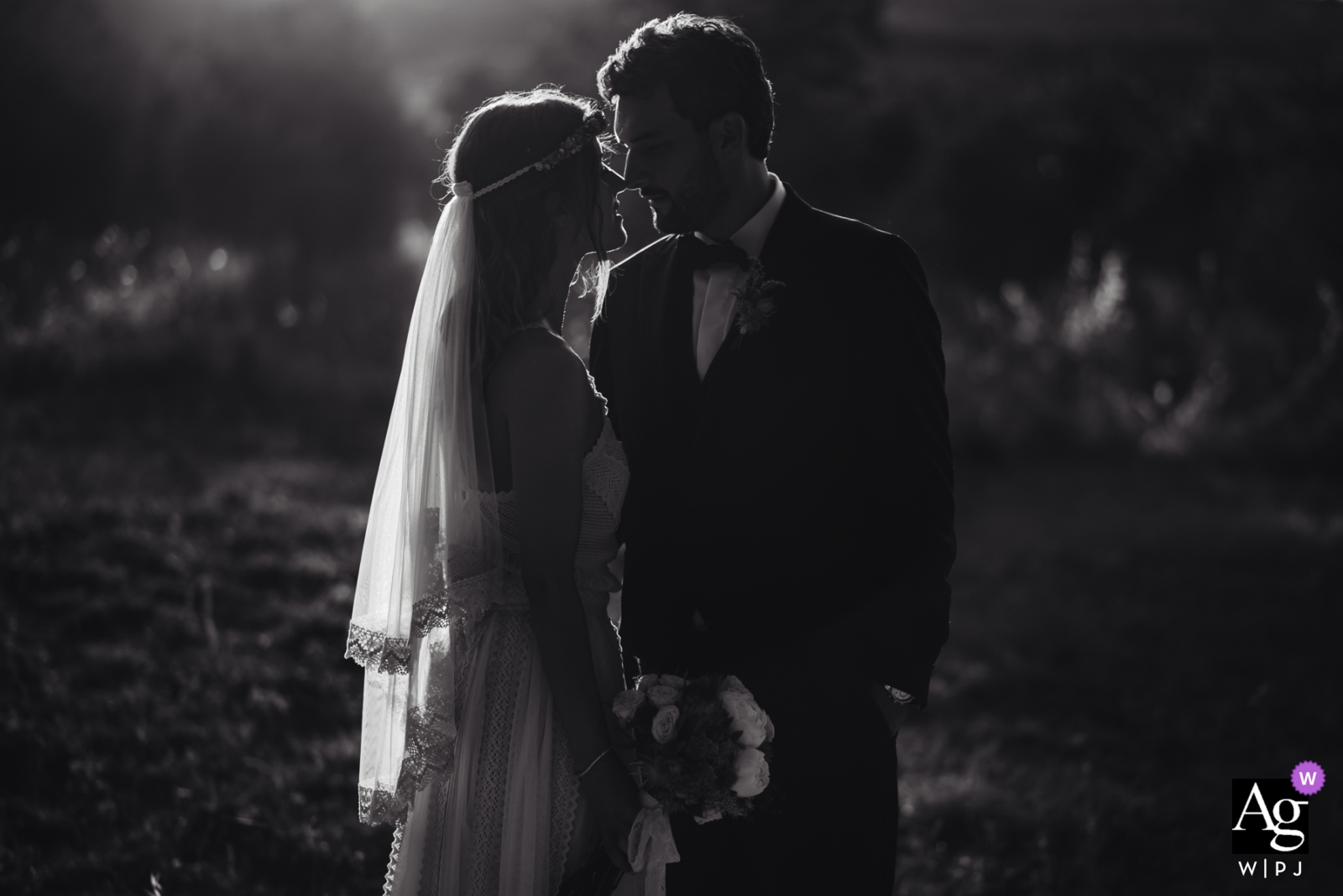 Les jeunes mariés ont eu une belle séance de couple au coucher du soleil au Relais La Costa à Sienne, en Toscane, pour immortaliser le jour de leur mariage