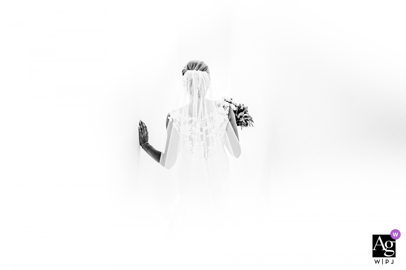 Foto door: <a href="https://www.wpja.com/photos/artistic-wedding-photographers/2523326"> Luigi Rota - Comomeer Lecco Monza Brianza-huwelijksportret van bruid in licht wordt verpakt dat.