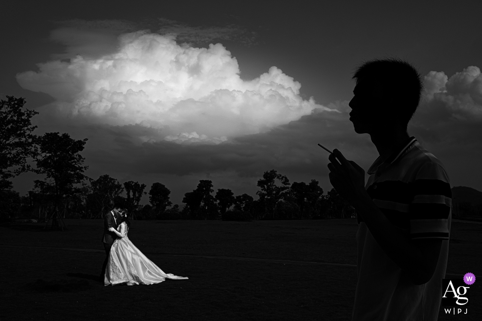 Zdjęcie: <a href="https://www.wpja.com/photos/artistic-wedding-photographers/2523706"> Xiang Liu - Nanping Fotograf ślubny Nanping wykonał ten czarno-biały portret ślubny, podczas gdy gość weselny stoi na pierwszym planie