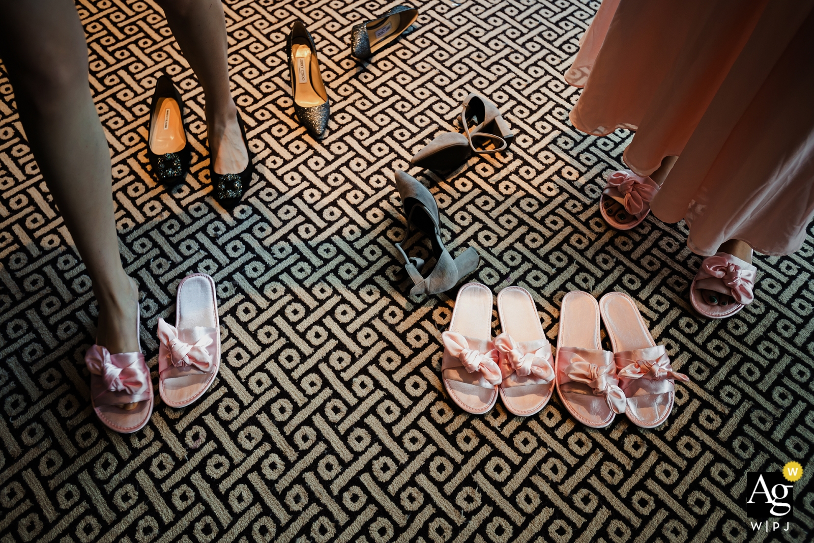 Zdjęcie: <a href="https://www.wpja.com/photos/artistic-wedding-photographers/2523716"> Xiang Liu - Nanping Fotograf ślubny Xiang Liu znieruchomiał w tym szczegółowym ujęciu butów damskich porzuconych przez właścicieli dla kapci