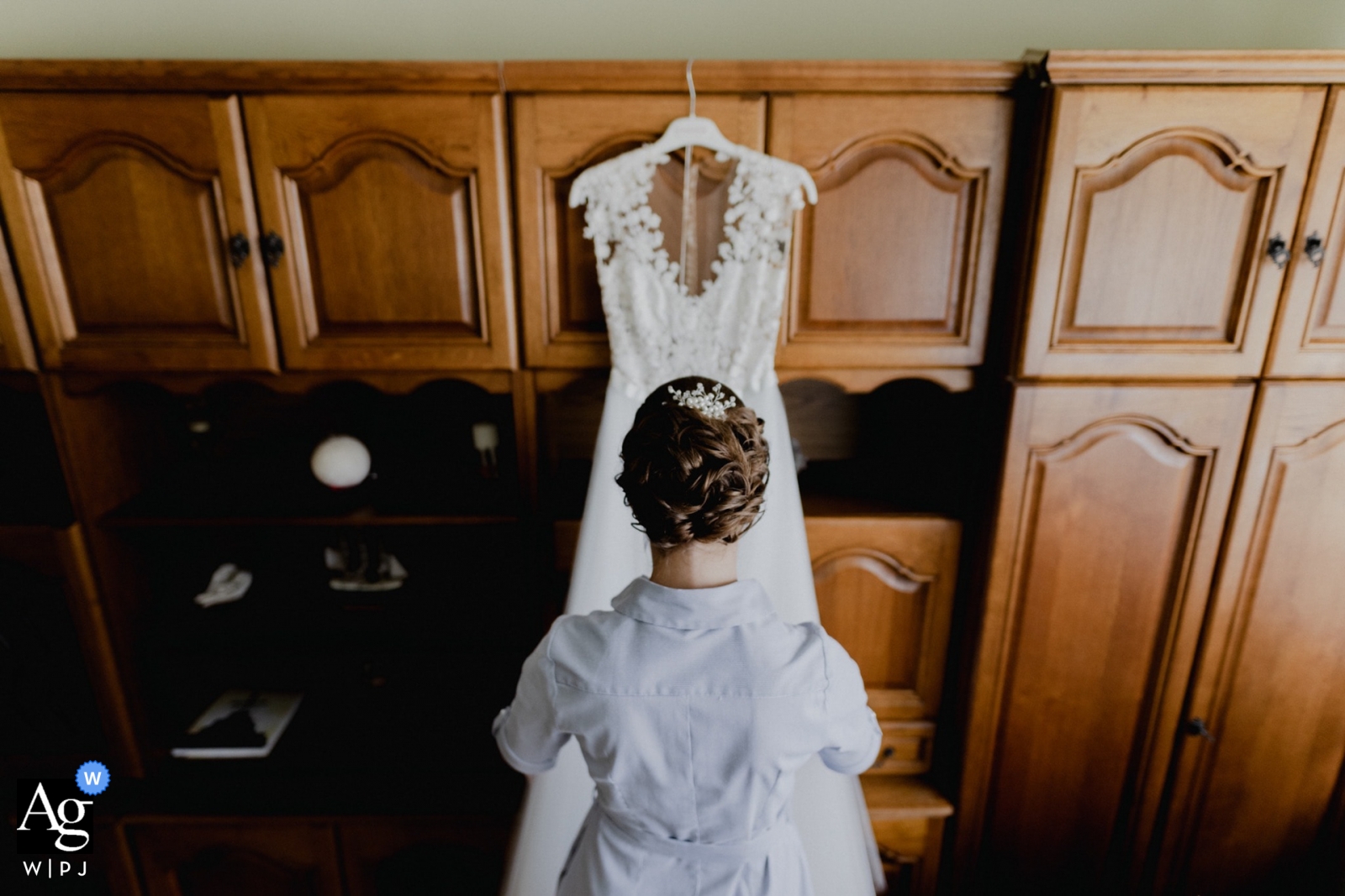 La novia en Kiskunmajsa, Hungría, admiraba su hermoso vestido antes de prepararse para su día especial en Sosto csarba.