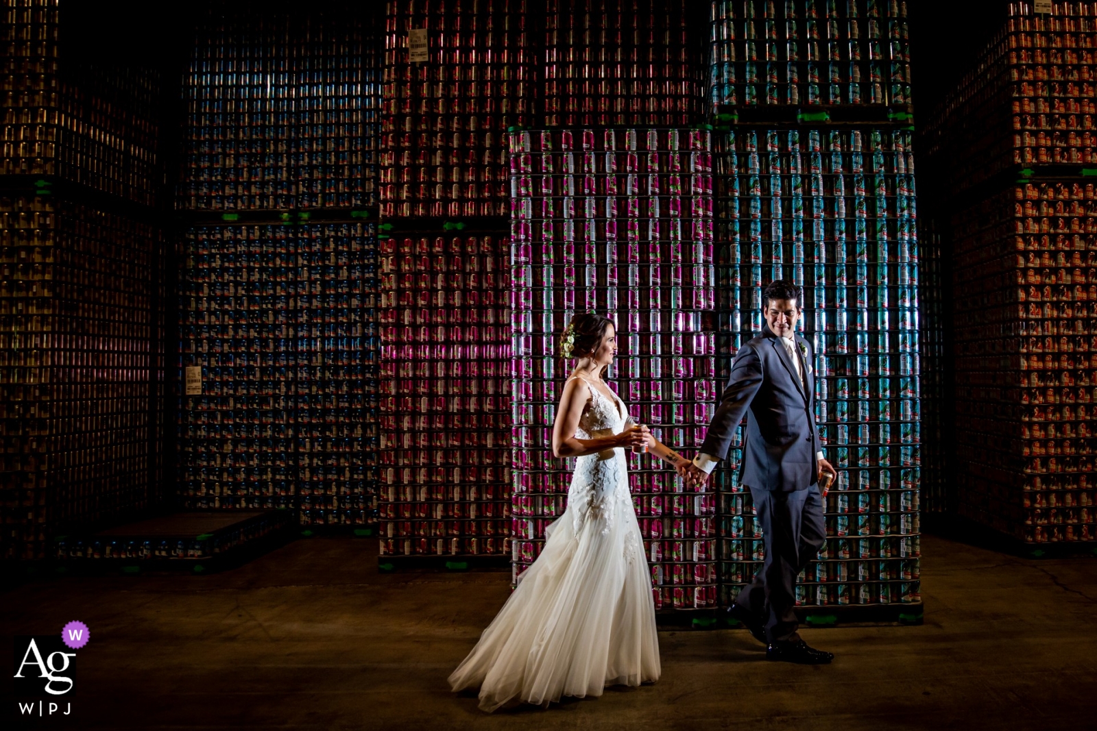 La feliz pareja entró de la mano en Revolution Brewing Taproom en Chicago, lista para celebrar su día especial con familiares y amigos en su boda única.