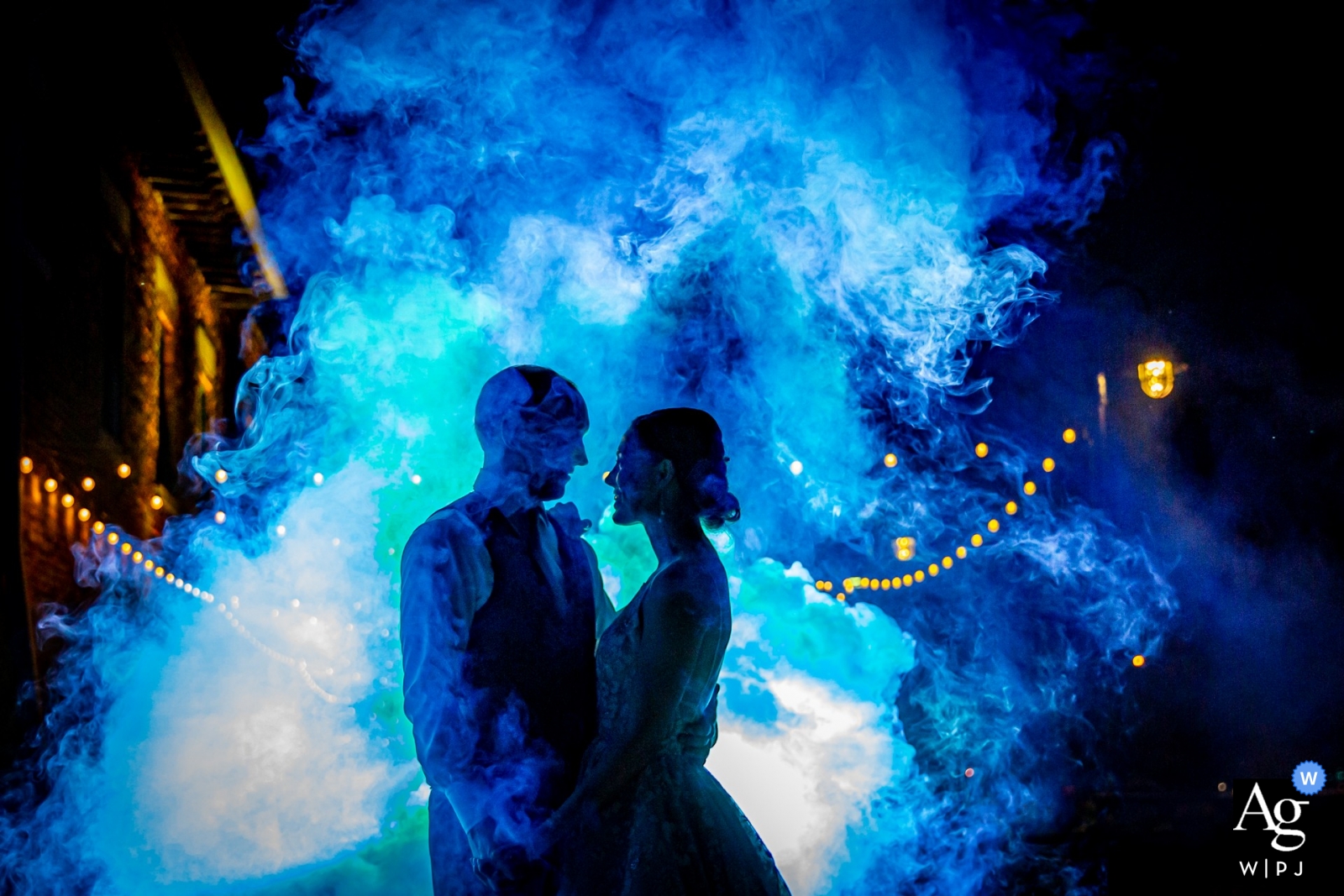 La feliz pareja se casó en Prairie Street Brewing en Rockford, IL, con una impresionante exhibición de bombas de humo para celebrar su día especial.