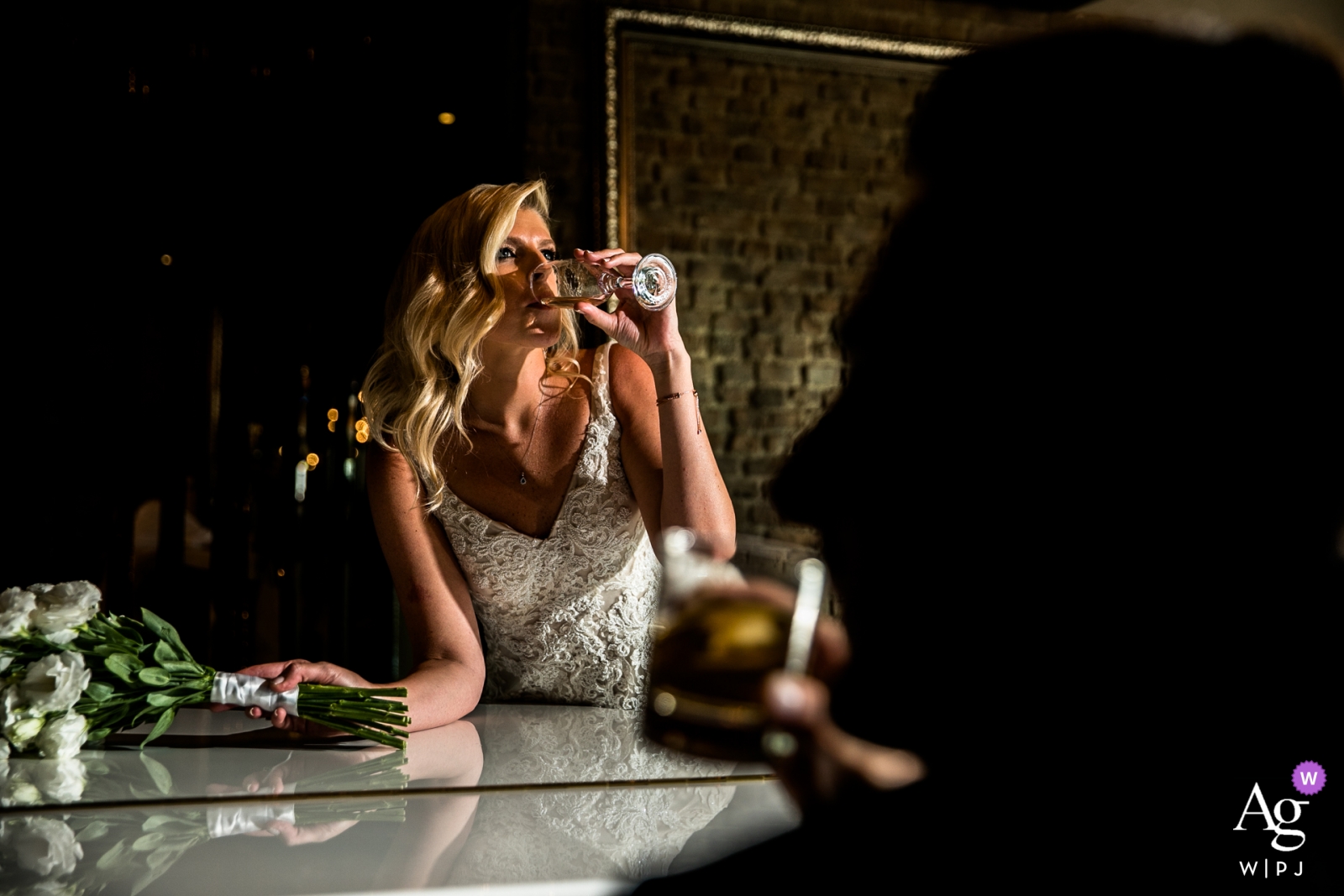 Foto von: <a href="https://www.wpja.com/photos/artistic-wedding-photographers/2525461"> Orçun Yalçın - Ankara Ankara Wyndham Ankara - Bräutigam spielt Klavier, während er Whisky trinkt und die Braut Champagner trinkt