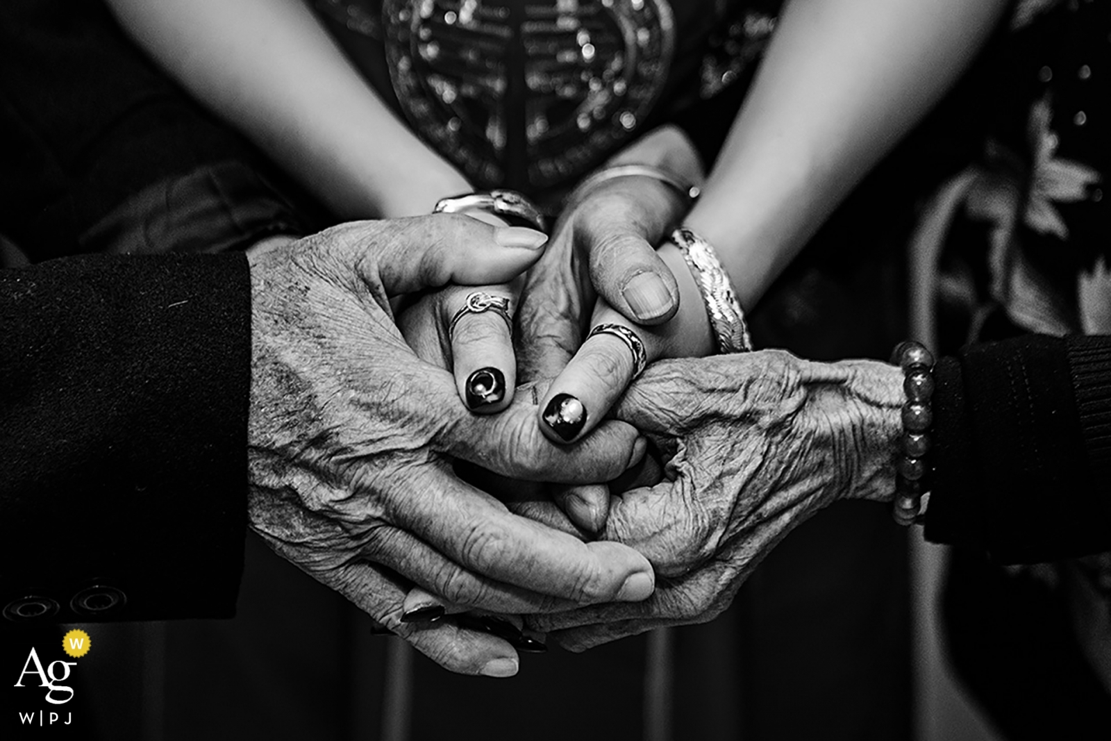 Zdjęcie: <a href="https://www.wpja.com/photos/artistic-wedding-photographers/2525736"> Junqian Wang - Zhangzhou Fotograf Fujian sfotografował ten szczegół ślubu dziadków przywiązanych do dłoni wnuczki
