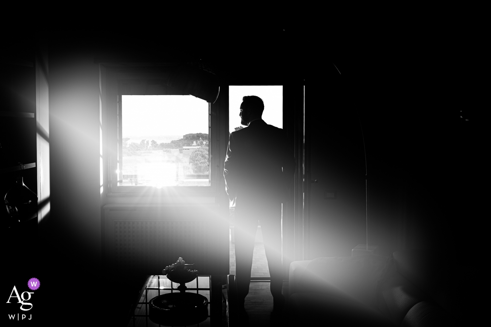 Le marié a posé pour un superbe portrait en noir et blanc à la lumière de la fenêtre de sa maison à Bracciano, Roma, en préparation de son prochain mariage