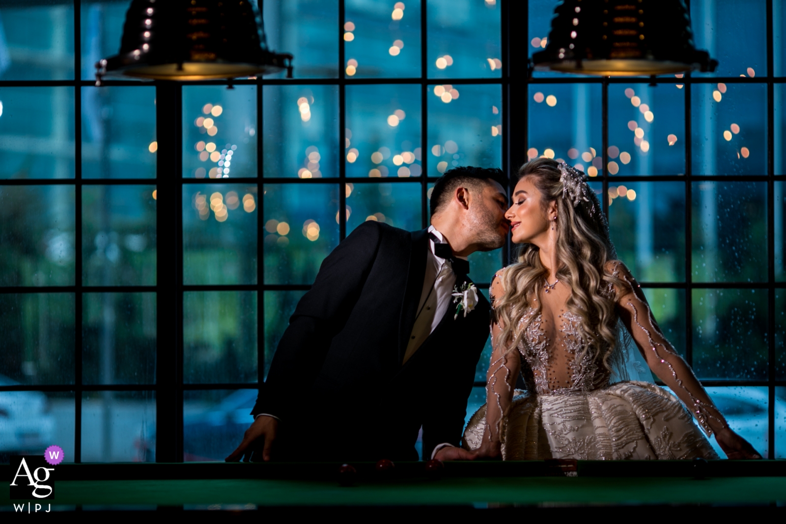 O casal feliz, ao lado da mesa de bilhar no Wyndham Ankara, celebrou seu casamento com alegria e risadas