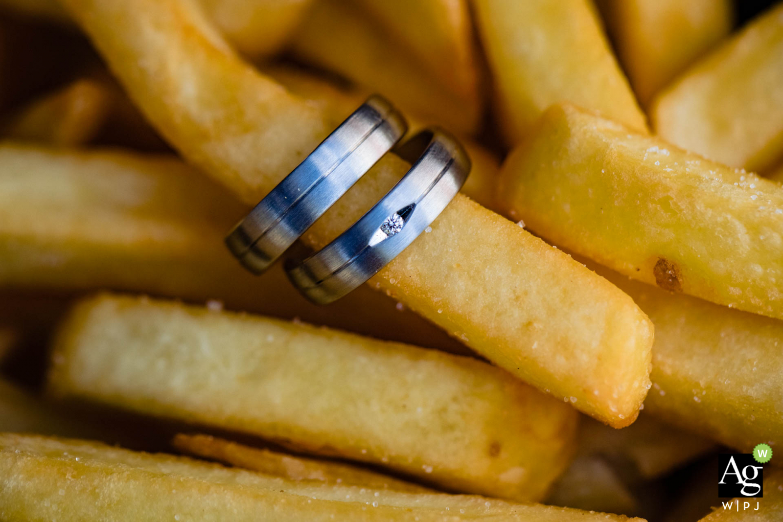 Paesi Bassi - Spijkenisse - Fotografia per la casa dei clienti | Dettaglio delle fedi nuziali sulle patatine fritte, cliente avuto per cena