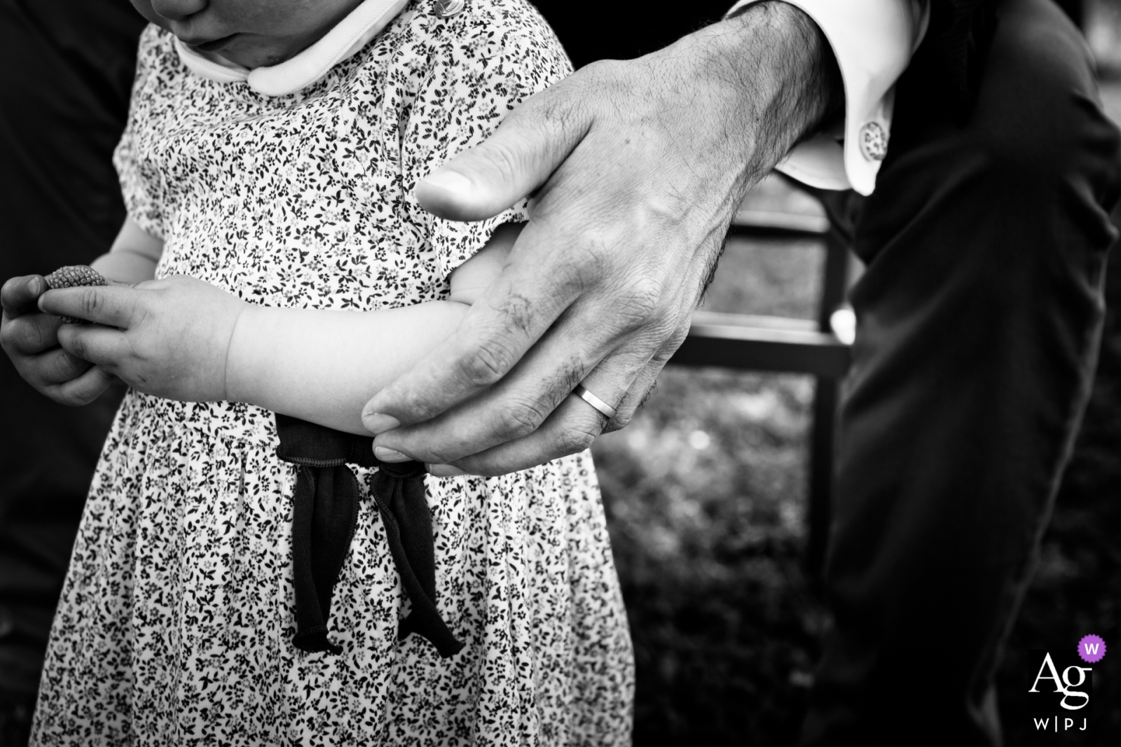 Der Bräutigam hielt den Arm seiner Tochter in diesem wunderschönen Bild von Liebe und Familie