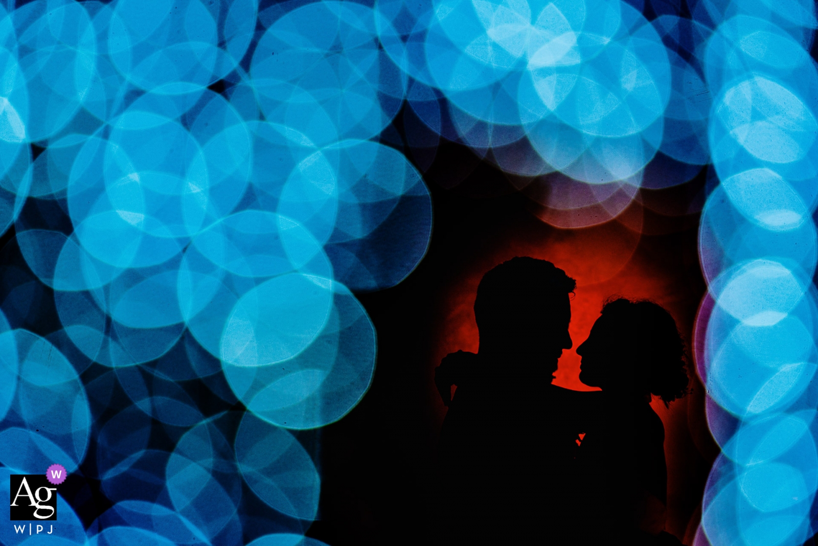 En el hermoso El Convento de Blanes, los novios celebraron su día especial con un impresionante retrato bokeh de silueta roja y azul.