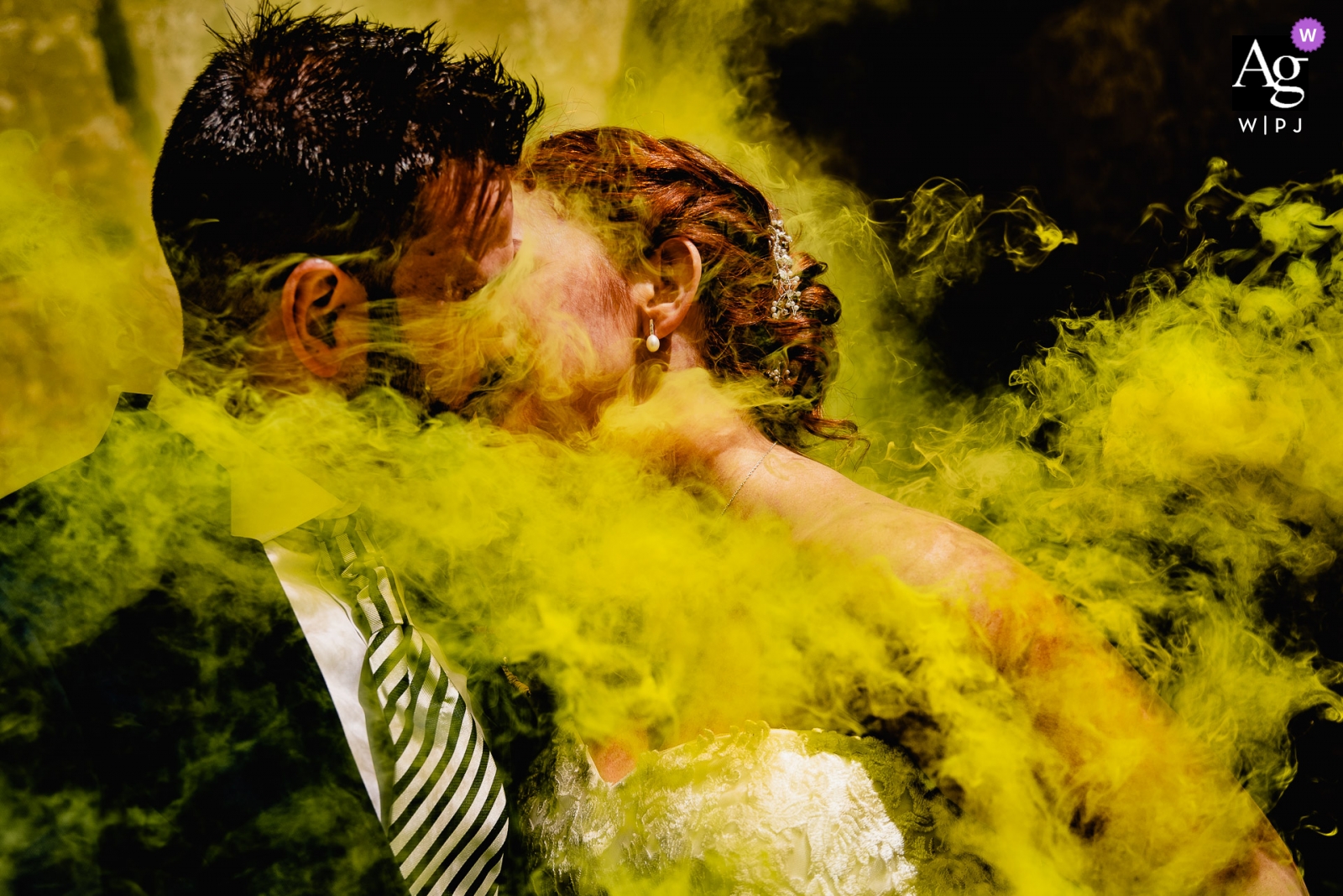 La hermosa boda de los novios se llevó a cabo en el Palacio de Aldovea, donde compartieron un romántico beso en medio de una lluvia de polvo holi amarillo